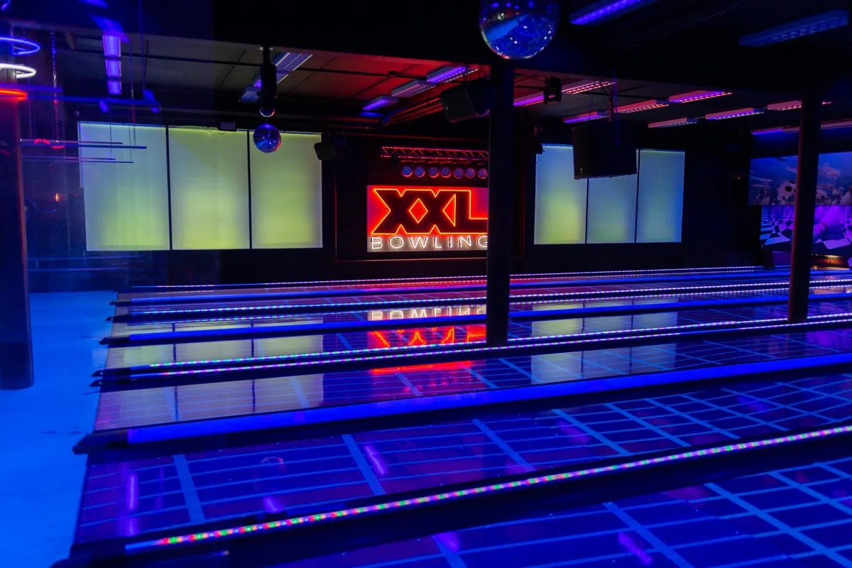 Bowlingbahnen im XXL Sportcenter Duisburg unter UV-Licht