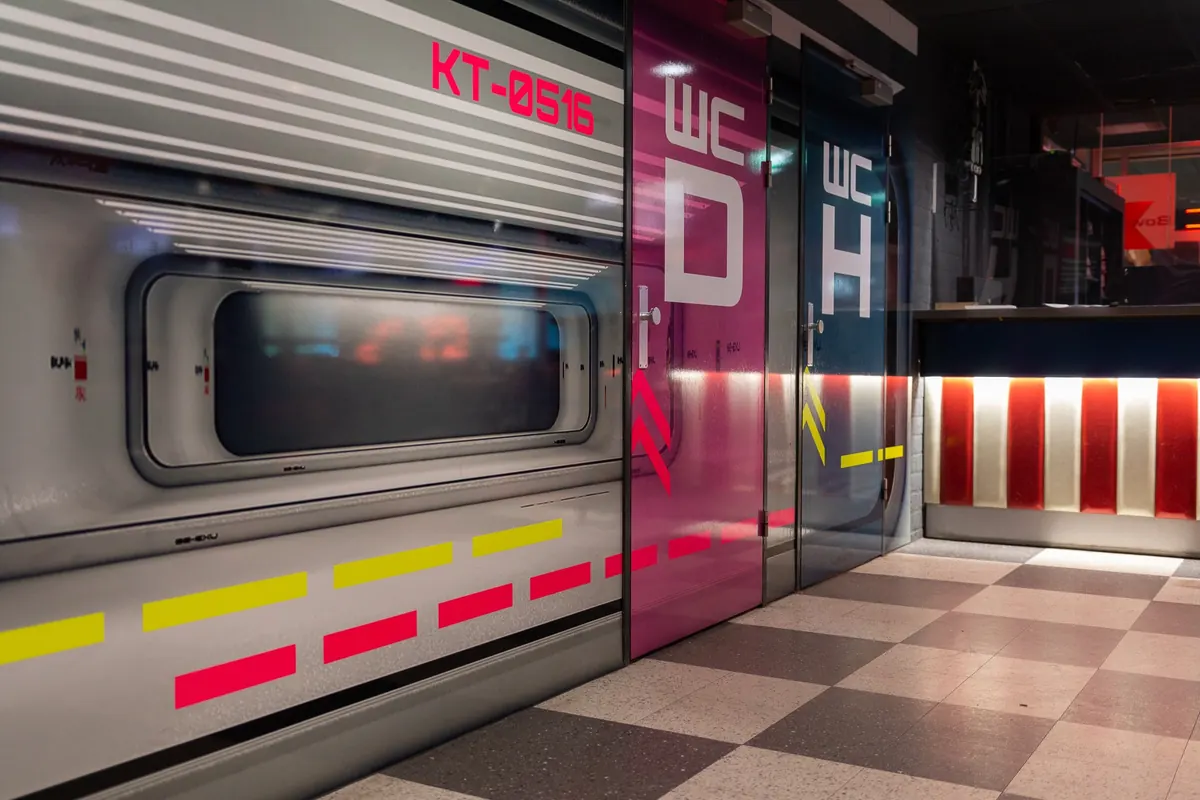 Verkleidete Bowltech-Maschine am Ende einer Bahn im XXL Sportcenter Duisburg