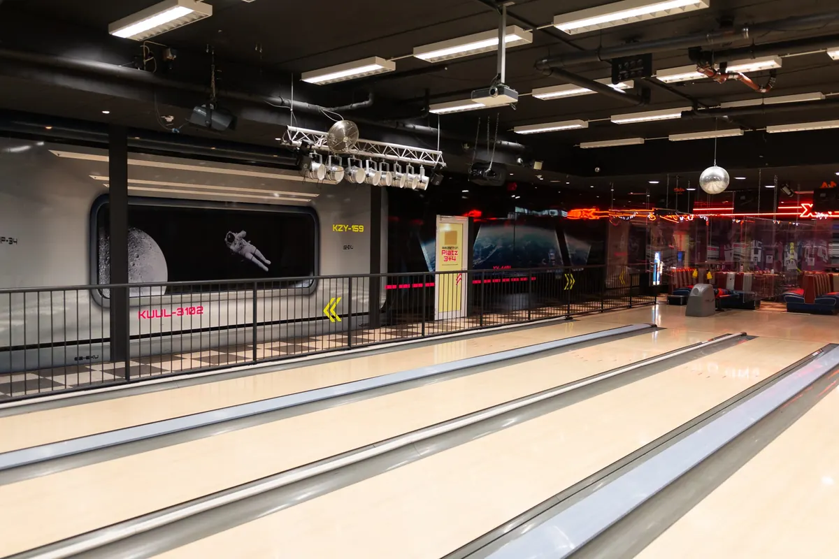 Blick über die Bowlingbahnen im XXL Sportcenter Duisburg bei Tageslicht
