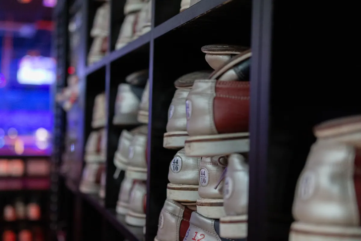 Regal mit Leihschuhen für das Bowling im XXL Sportcenter Duisburg