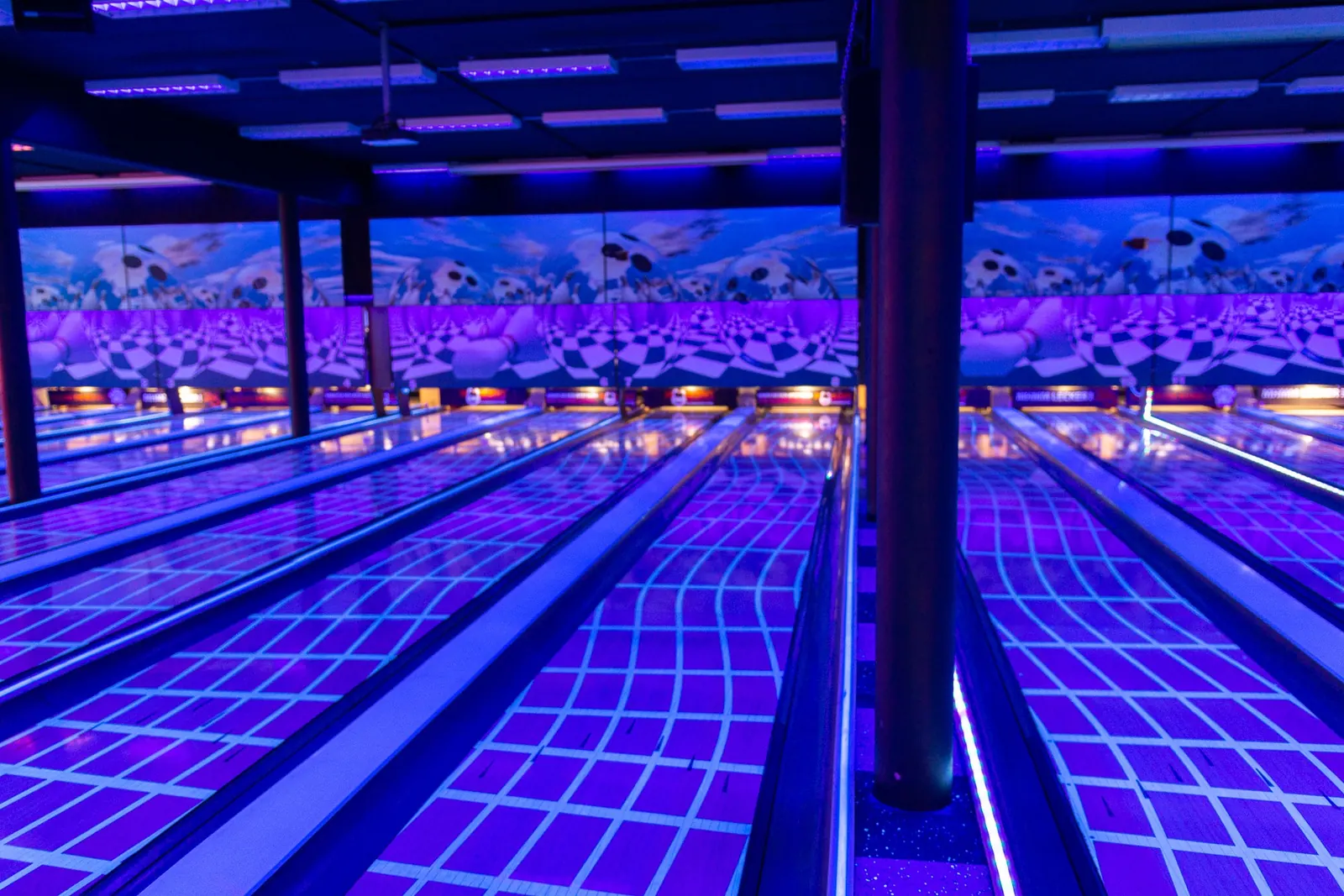 Bowling Oberhausen: Bahnen unter UV-Licht im XXL Sportcenter Duisburg